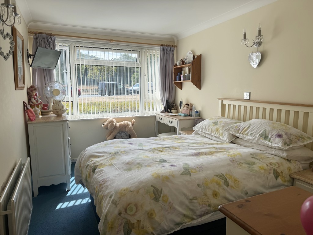 Lot: 206 - GROUND FLOOR FLAT WITH LONG LEASE - Ground floor double bedroom